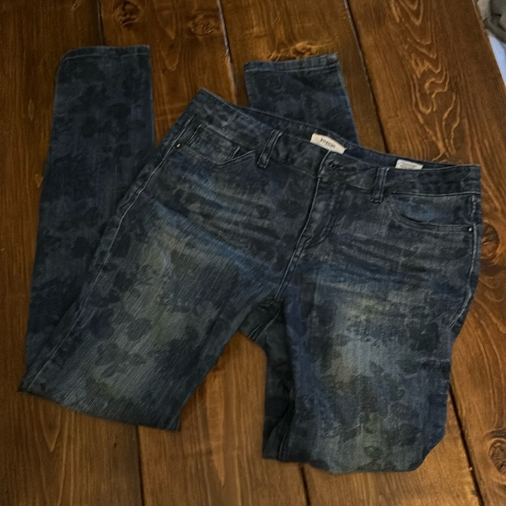 Kensie size 28 skinny jeans, dark to medium denim with floral print